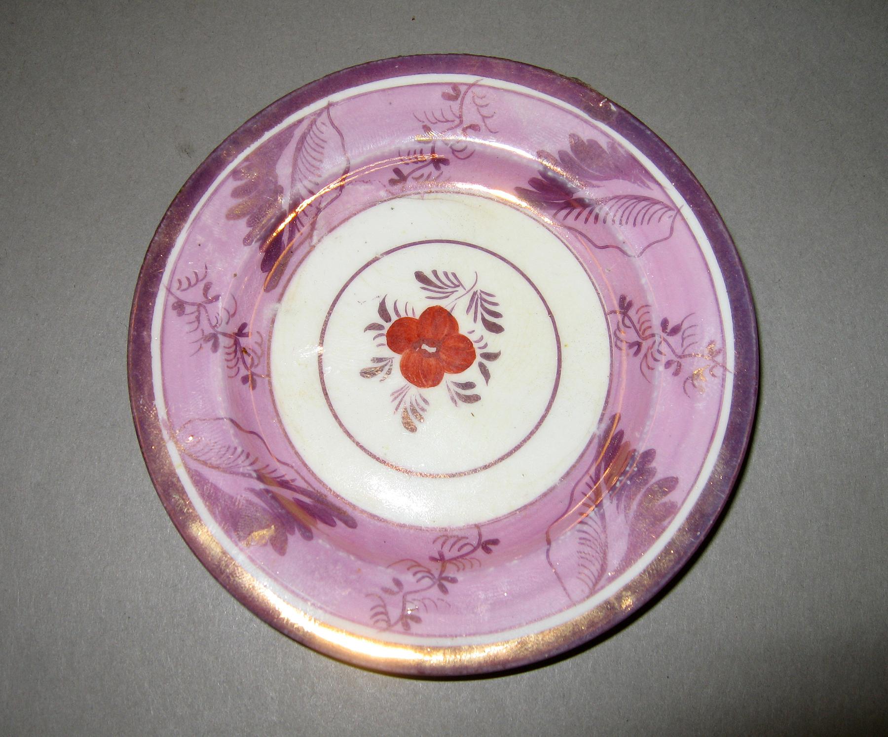 1964.1306.001 Pink luster cup plate