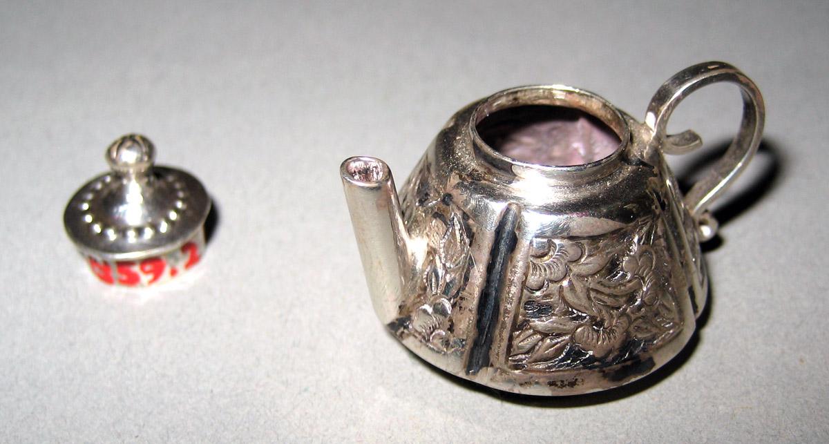 1964.1359.002 A, B Silver Teapot open