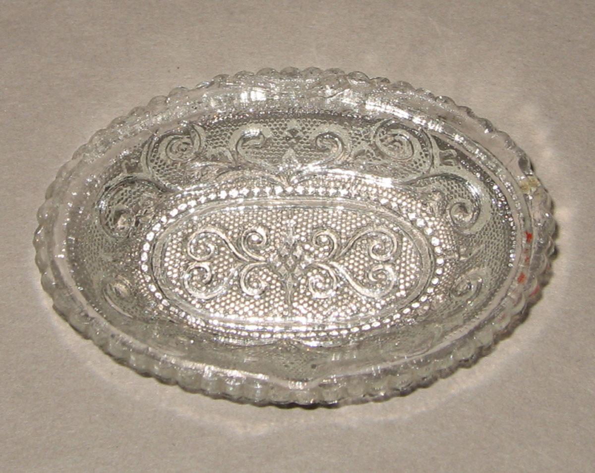 1964.1384.002 Colorless glass pressed dish