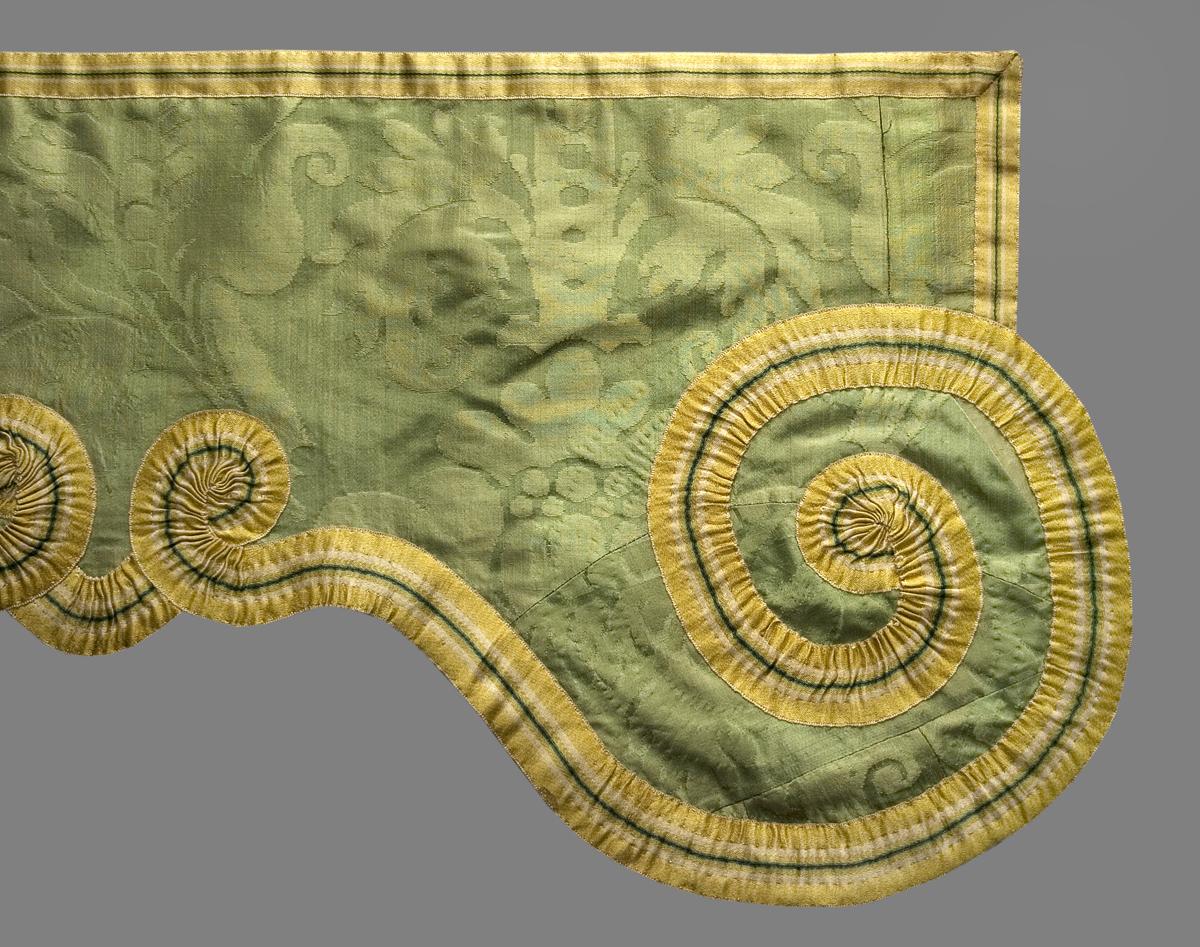 1955.0643.001 Bed Hanging, Valance, Edge Detail