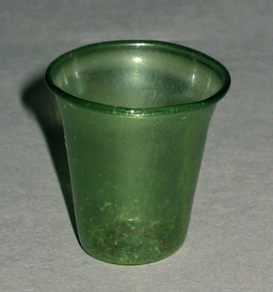 1964.1406 Green glass tumbler