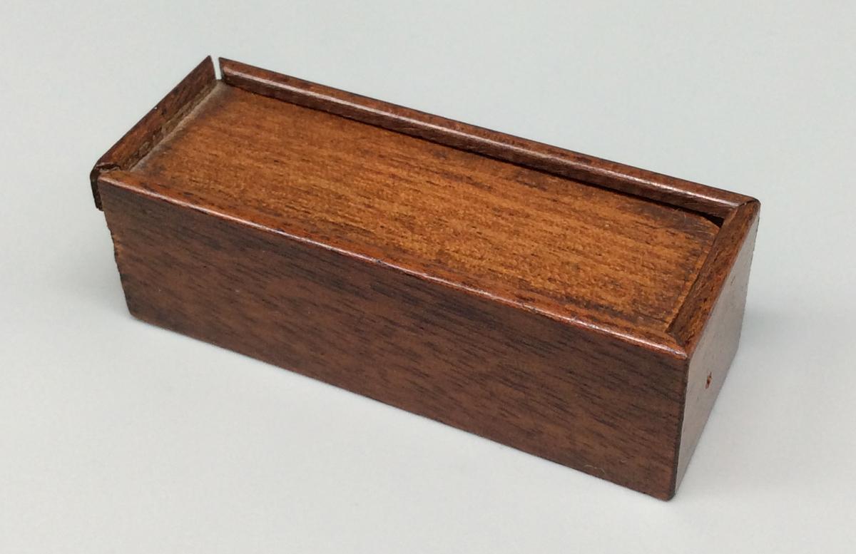 1964.1438 A B Game box, view 2