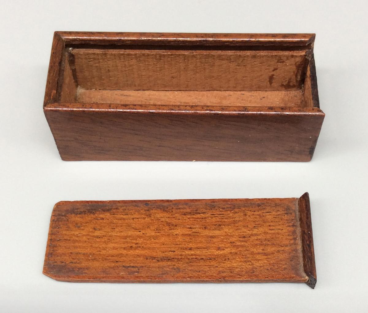 1964.1438 A B Game box, view 3