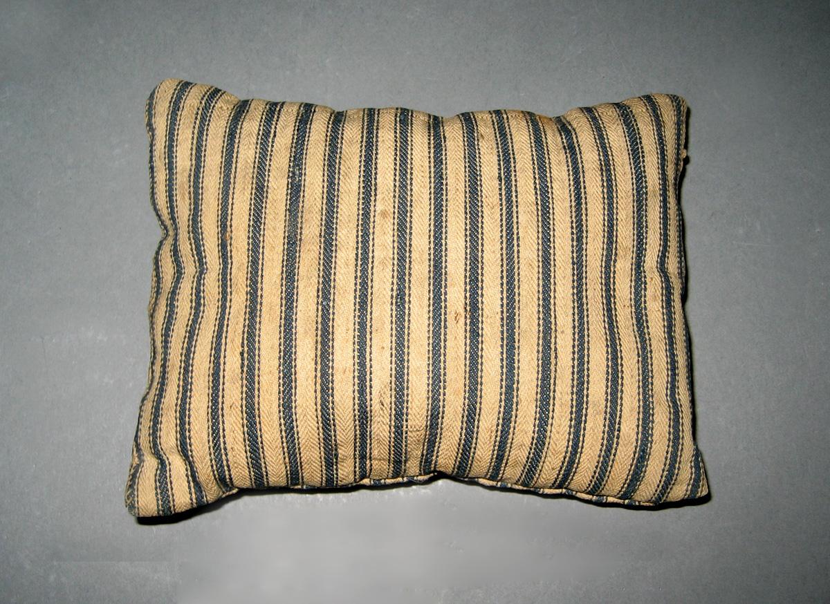 1964.1510 miniature pillow