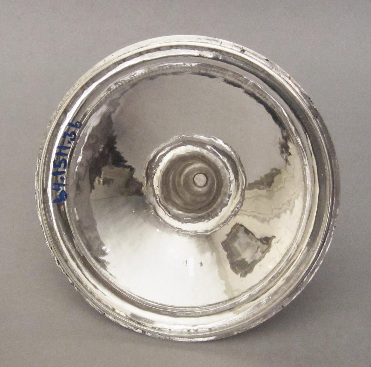 1964.1511.003 B Sugar bowl, lid, underside
