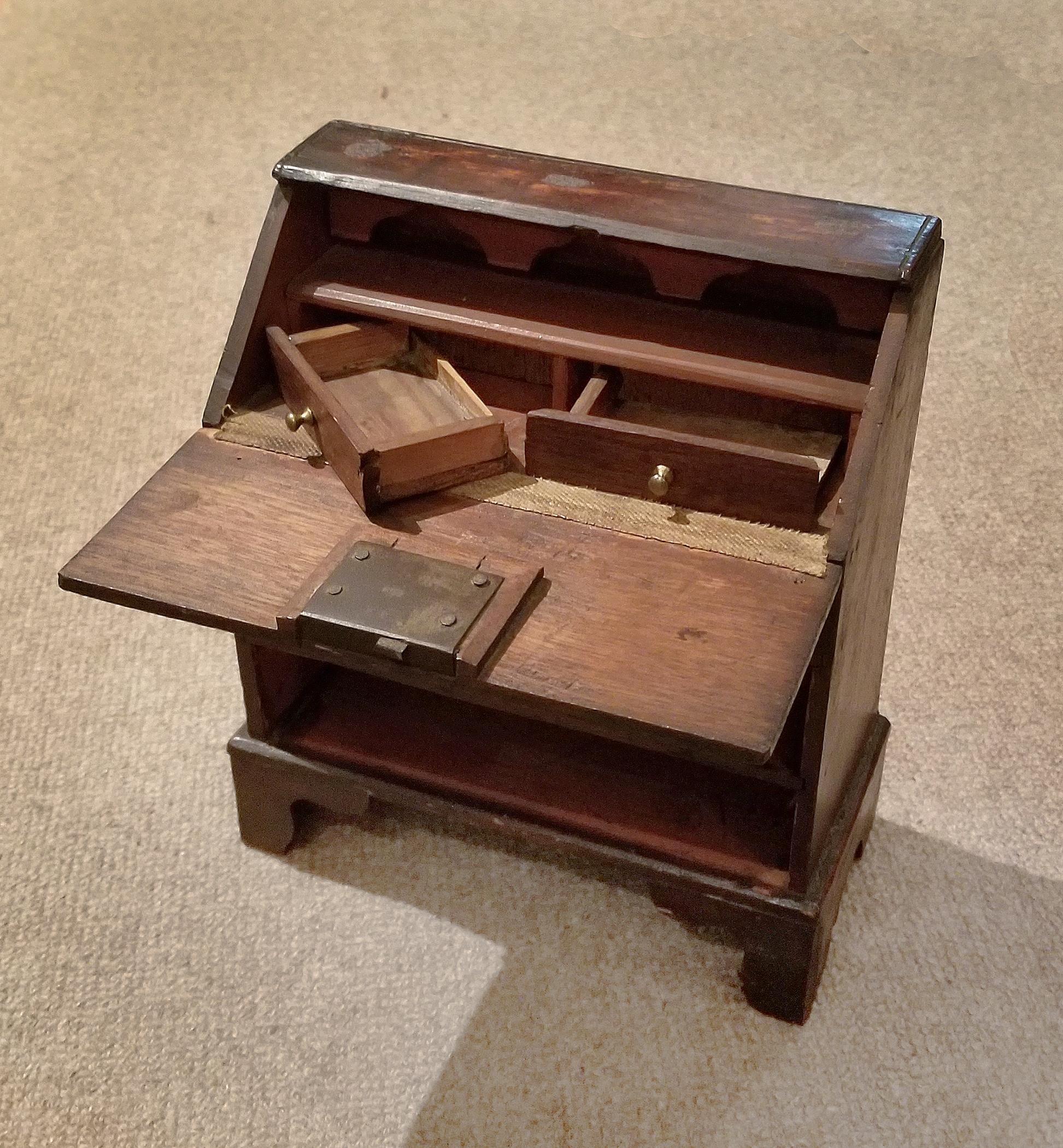 1964.1514 Miniature desk opened