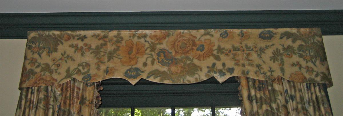 1955.0648 c window hanging, valance