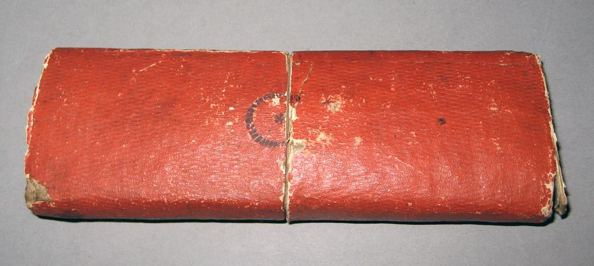1964.1574 B Spectacles Case upper surface