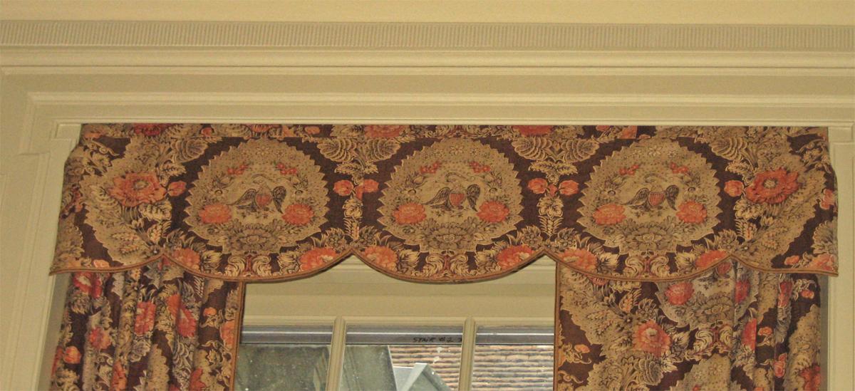 1955.0649.001 C window hanging, valance