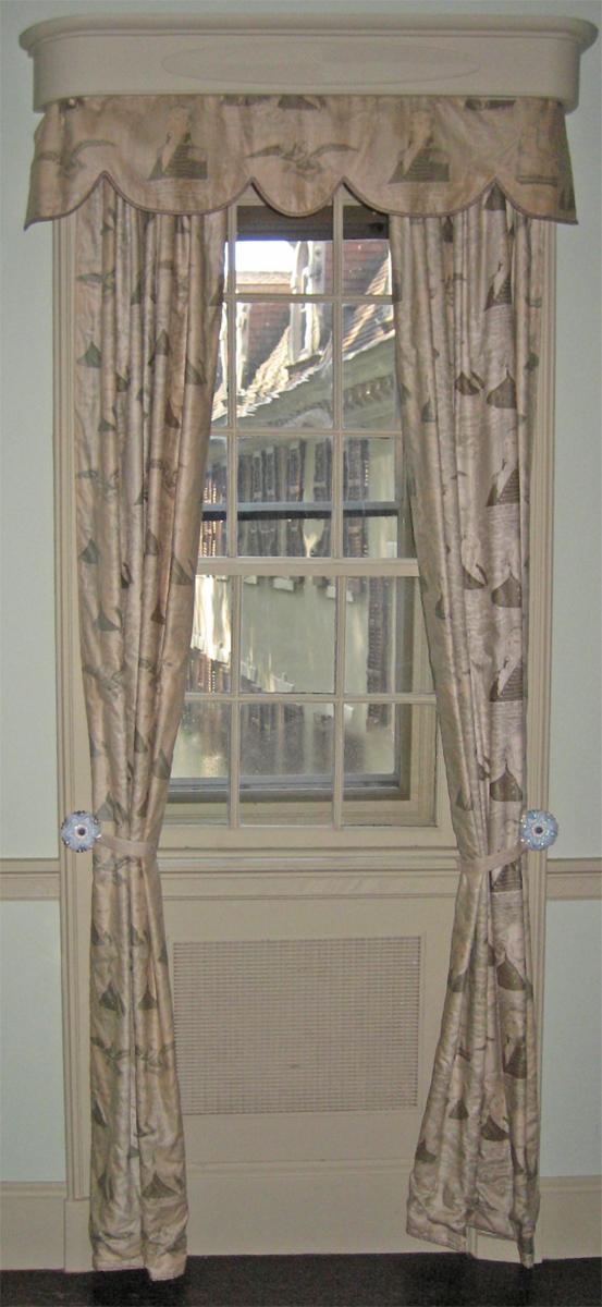 1955.0651.001 Window hangings