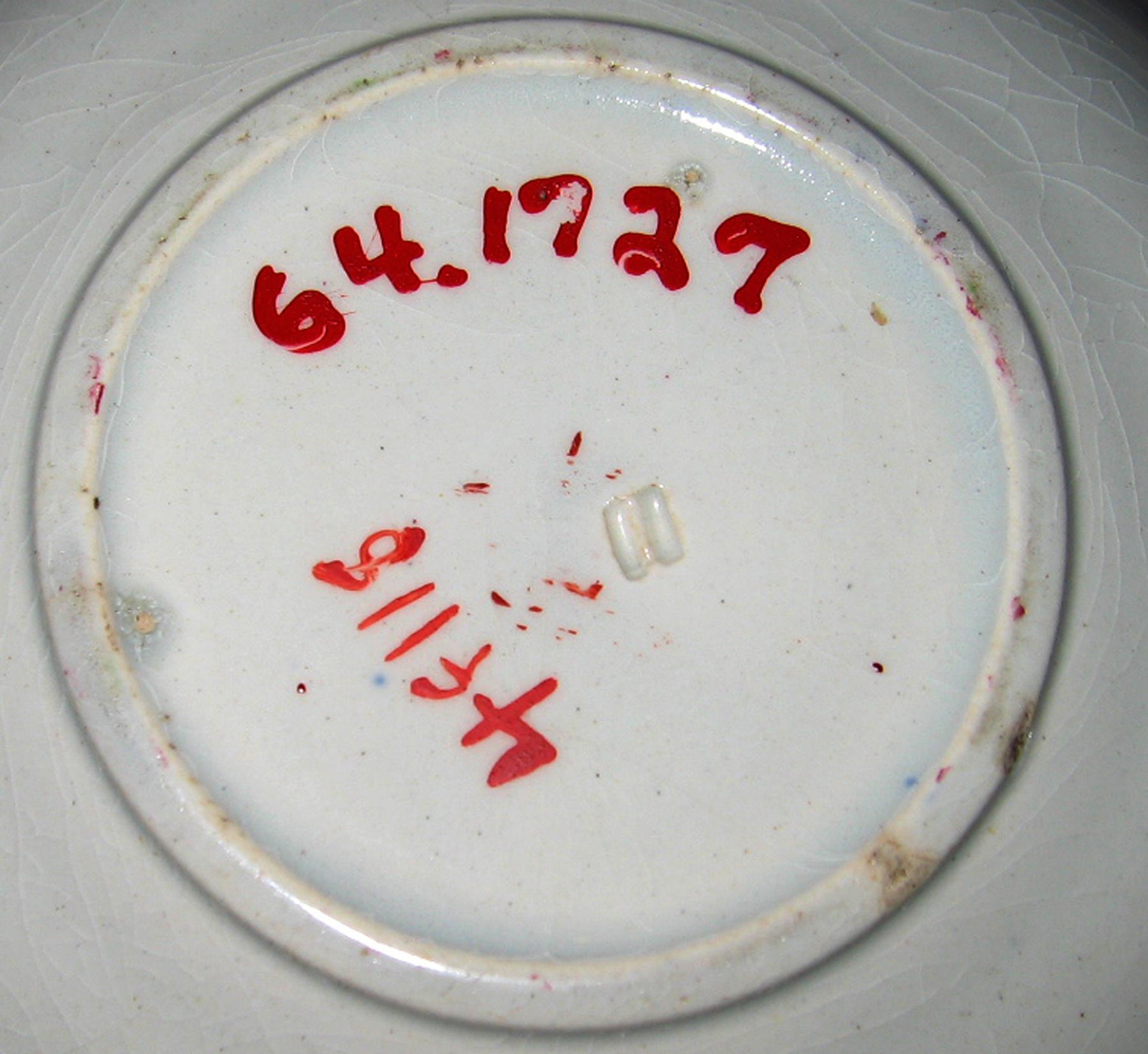 1964.1727 Spatterware saucer (mark)
