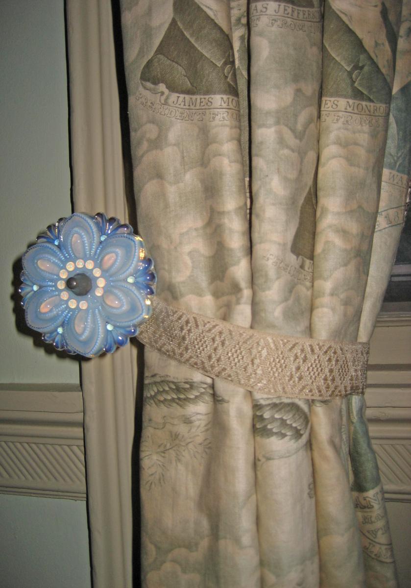 1955.0651 Window hanging left tieback