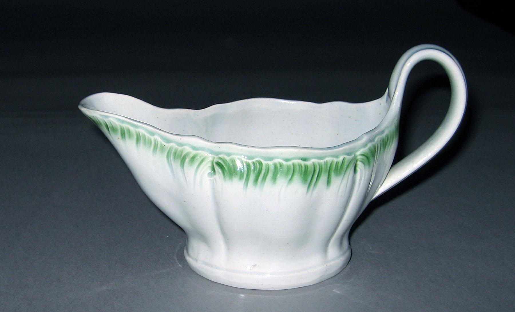 1964.1971 Pearlware sauceboat