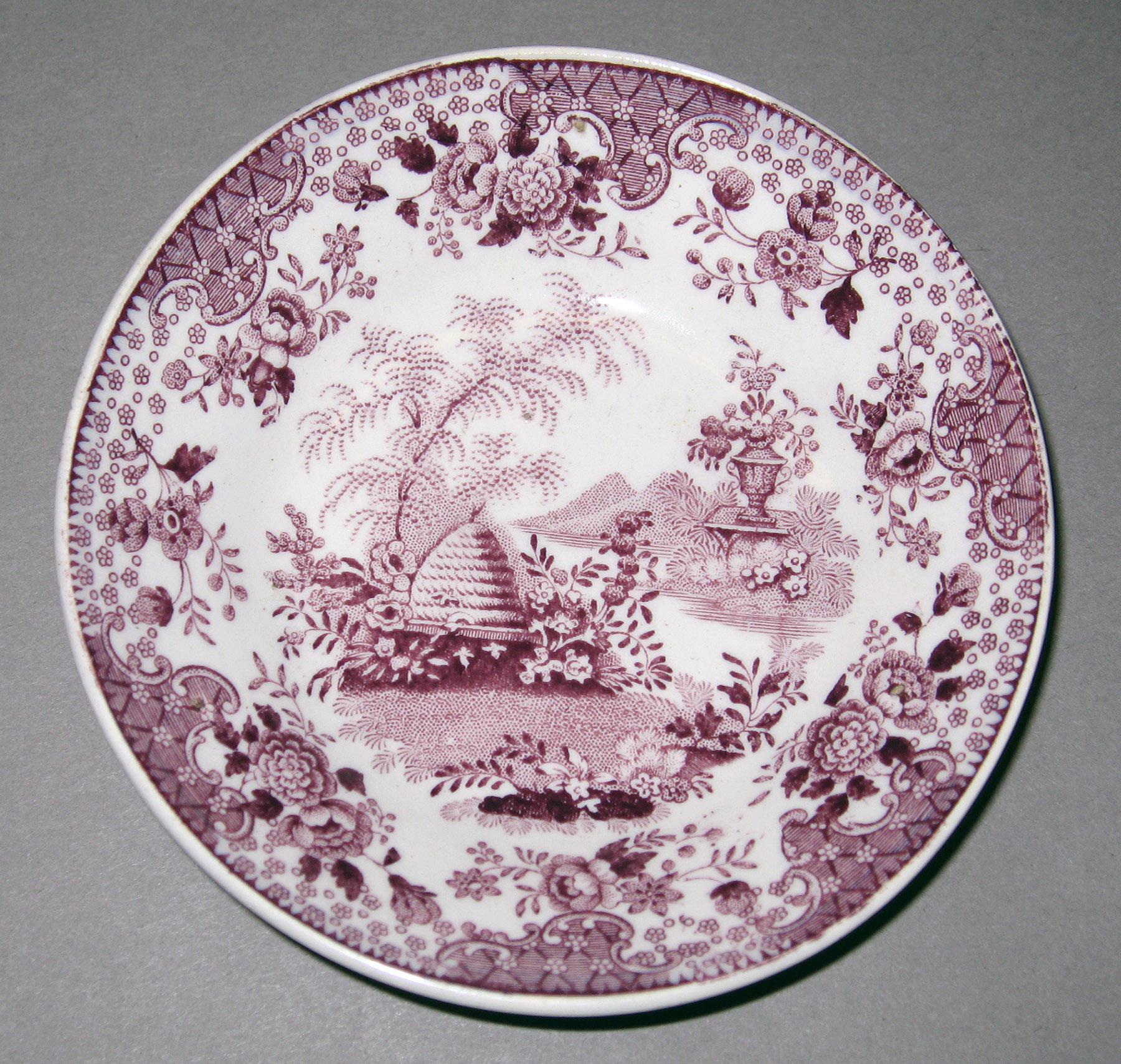 1964.1991.013 Earthenware saucer