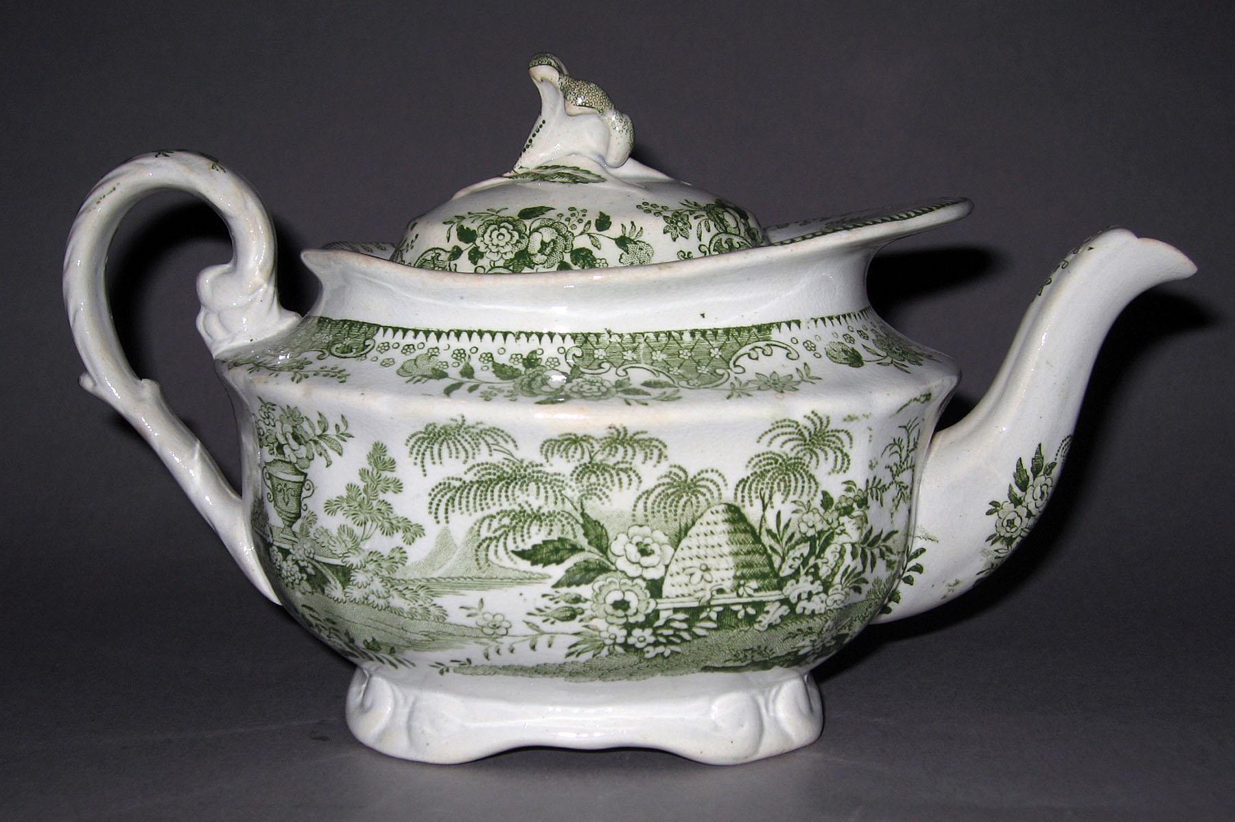 1964.1992.001 Earthenware teapot