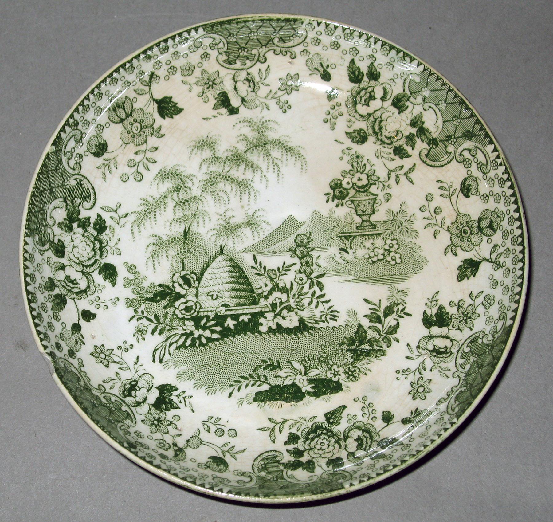 1964.1992.007 Earthenware saucer