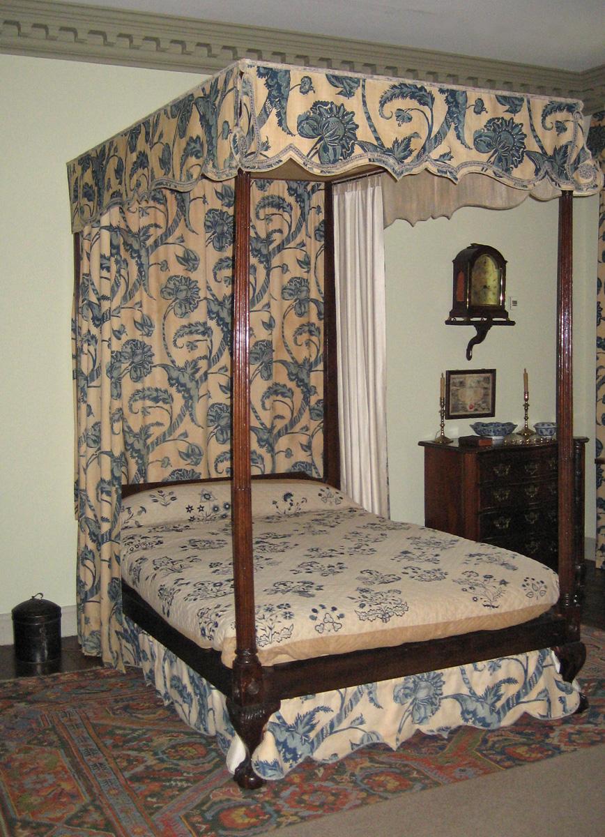 1955.0799 bedstead with 1955.0656 bed hangings view 1