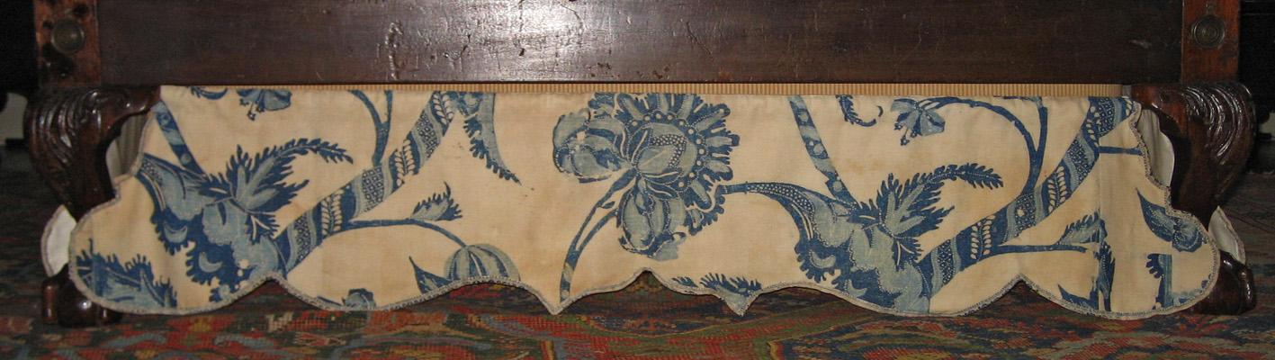 1955.0656 g Bed hanging, base valance