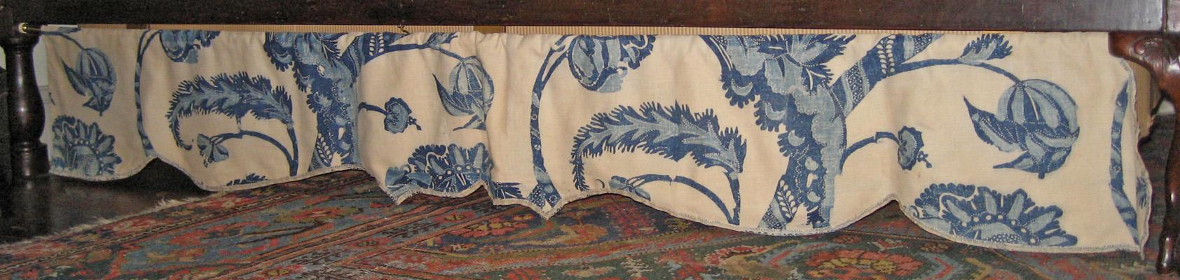 1955.0656 i Bed hanging, base valance