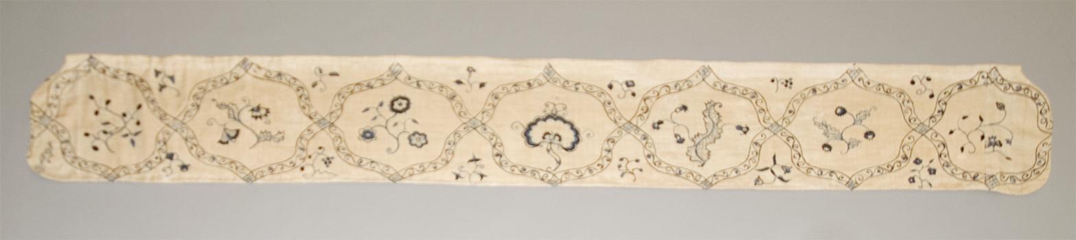 1955.0657 c Window hanging, Valance
