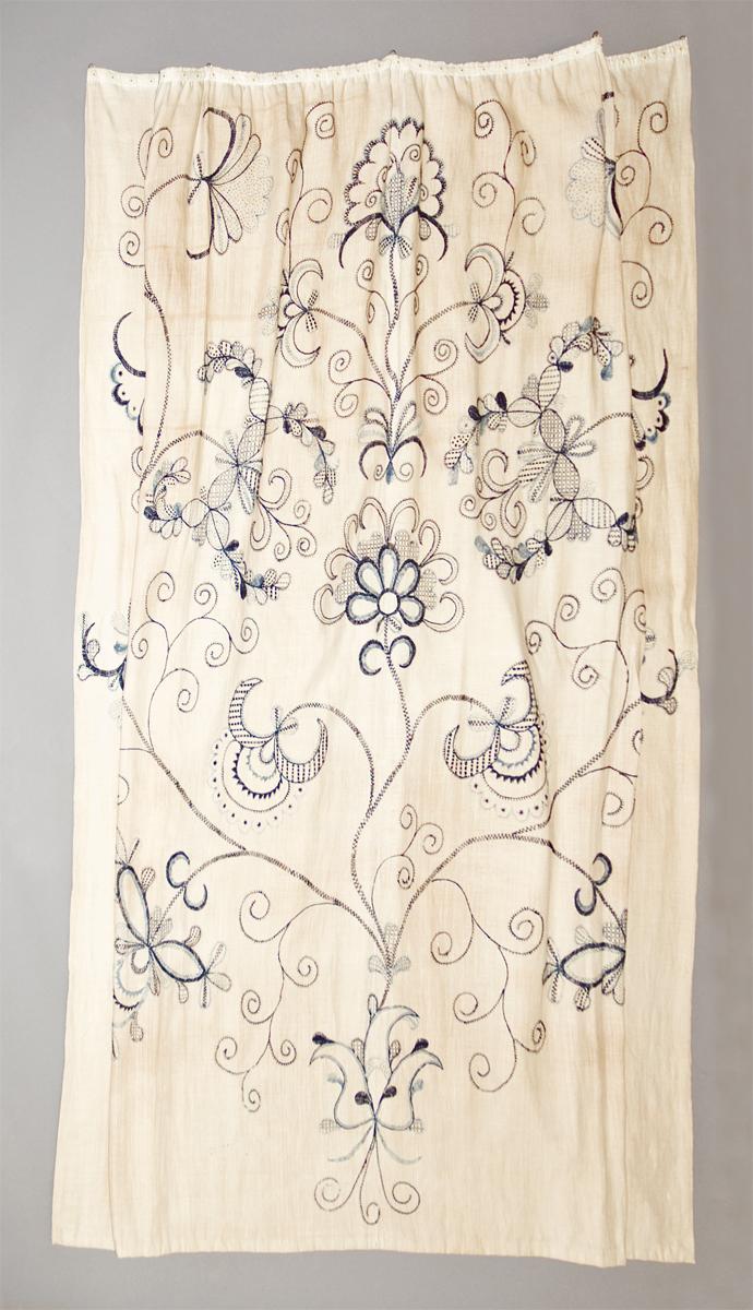 1955.0658 C Bed hanging, headcloth