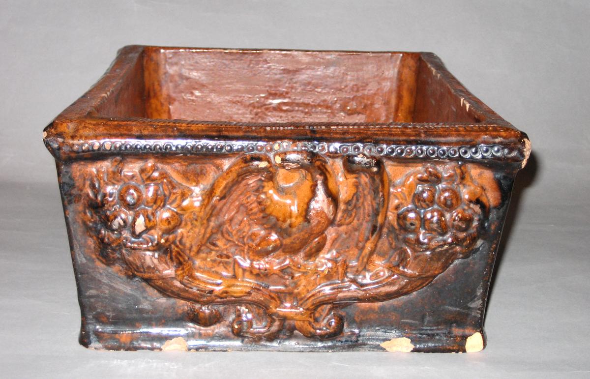 1955.0718 Container (side view)