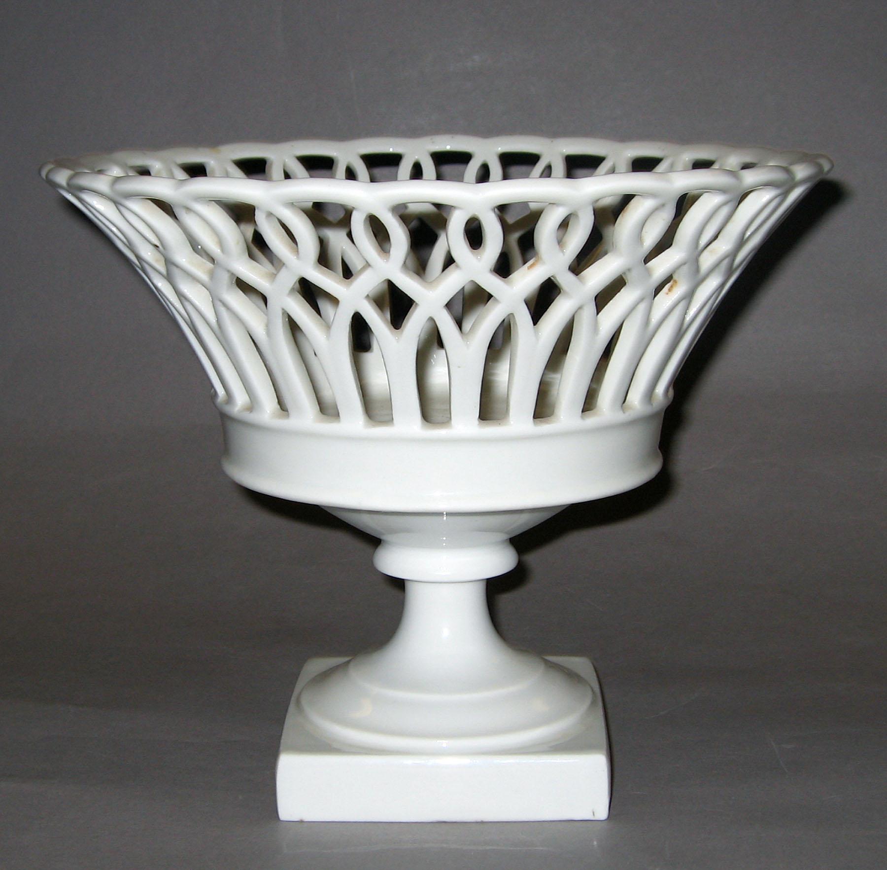 1965.0068 Porcelain compote