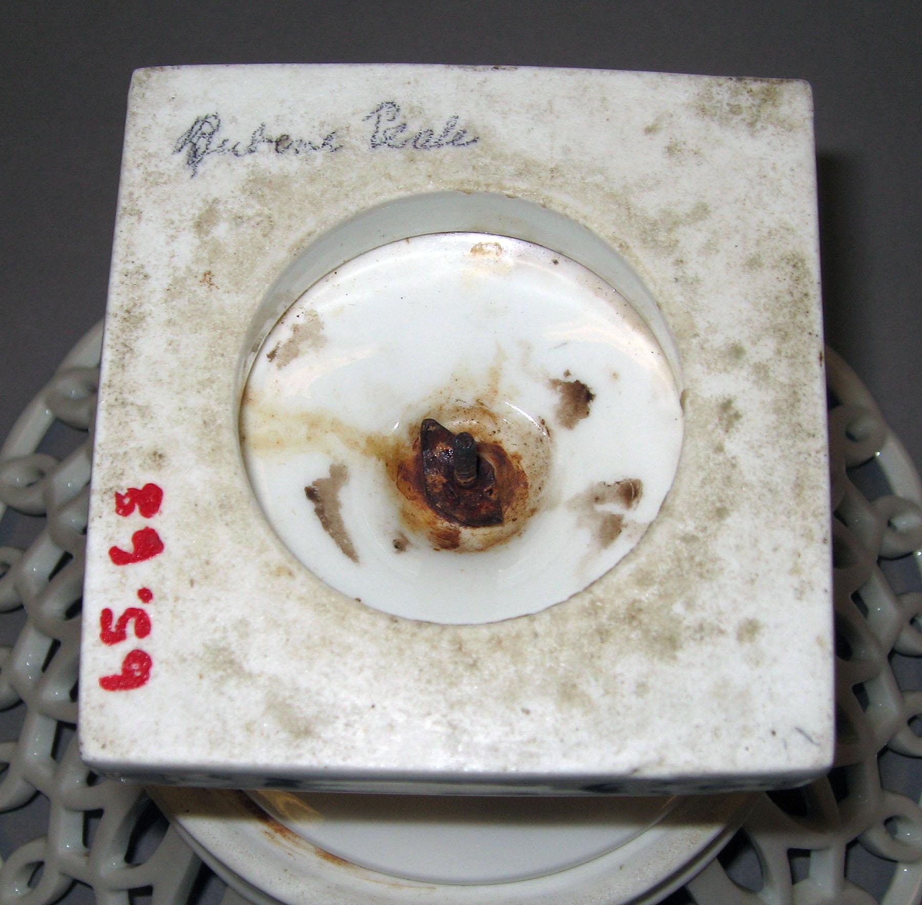 1965.0068 Porcelain compote (underside)