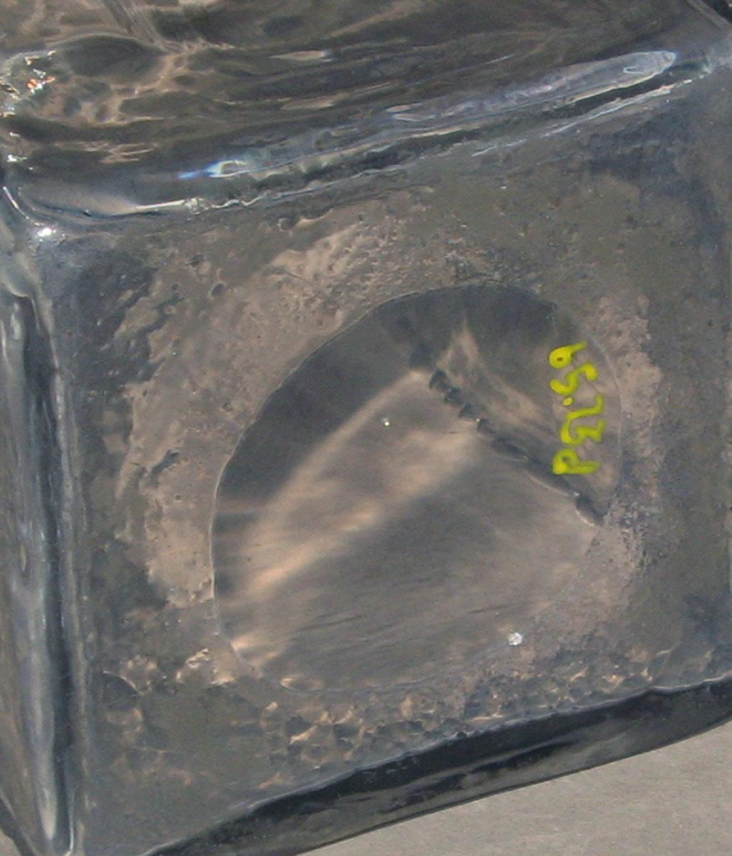 1965.0073 D Colorless glass case bottle (underside)
