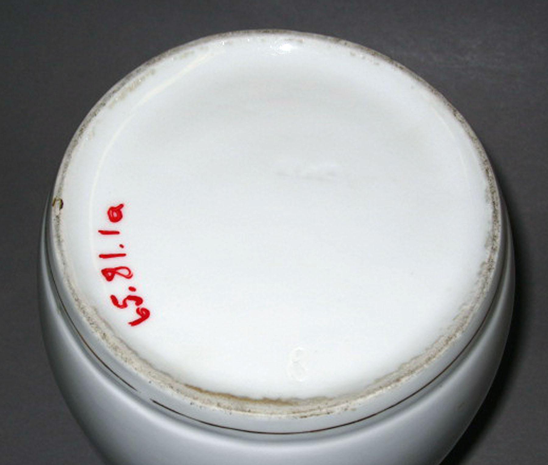 1965.0081.001 A Porcelain coffee pot (underside)