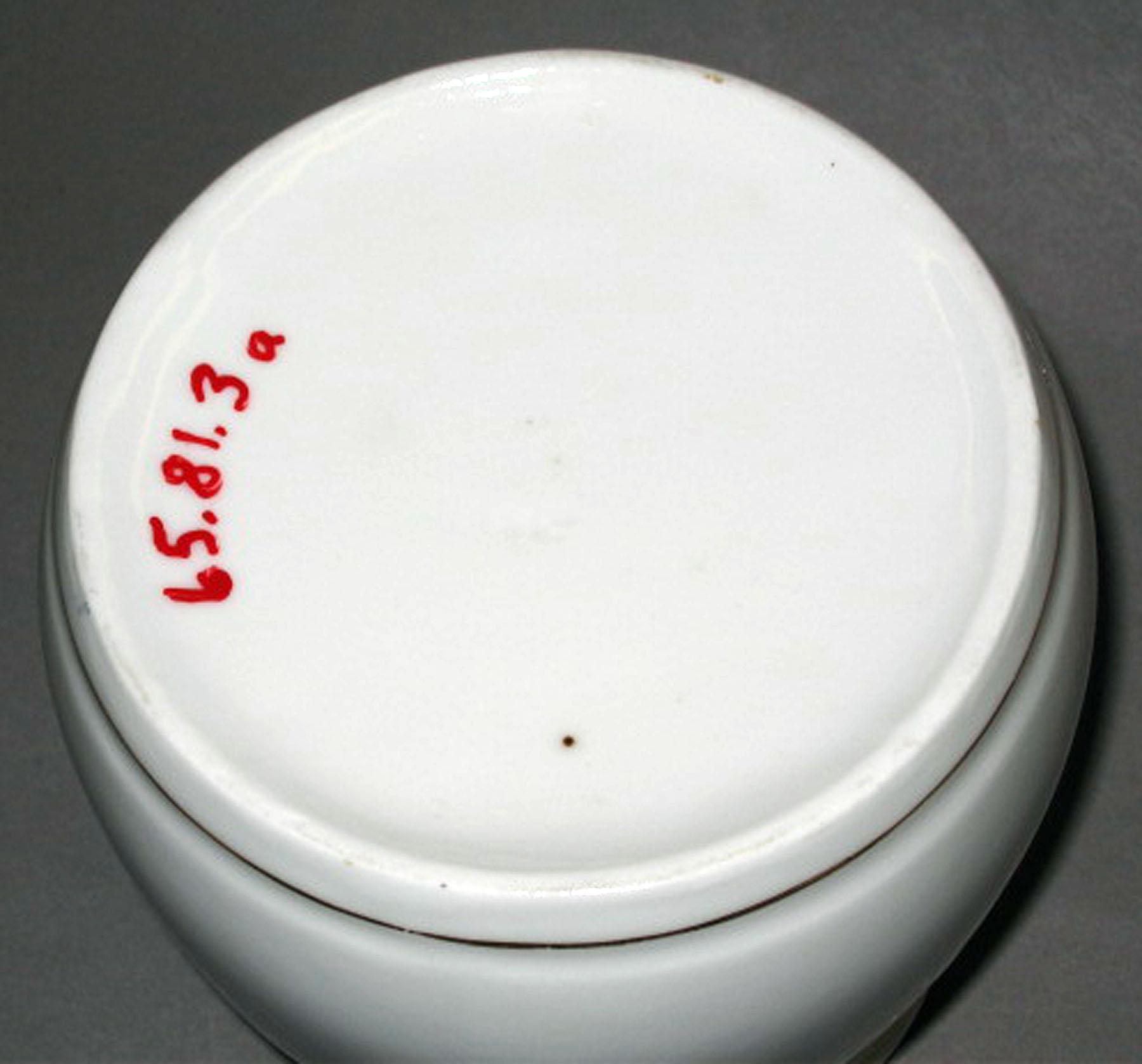 1965.0081.003 A, B Porcelain sugar bowl (underside)