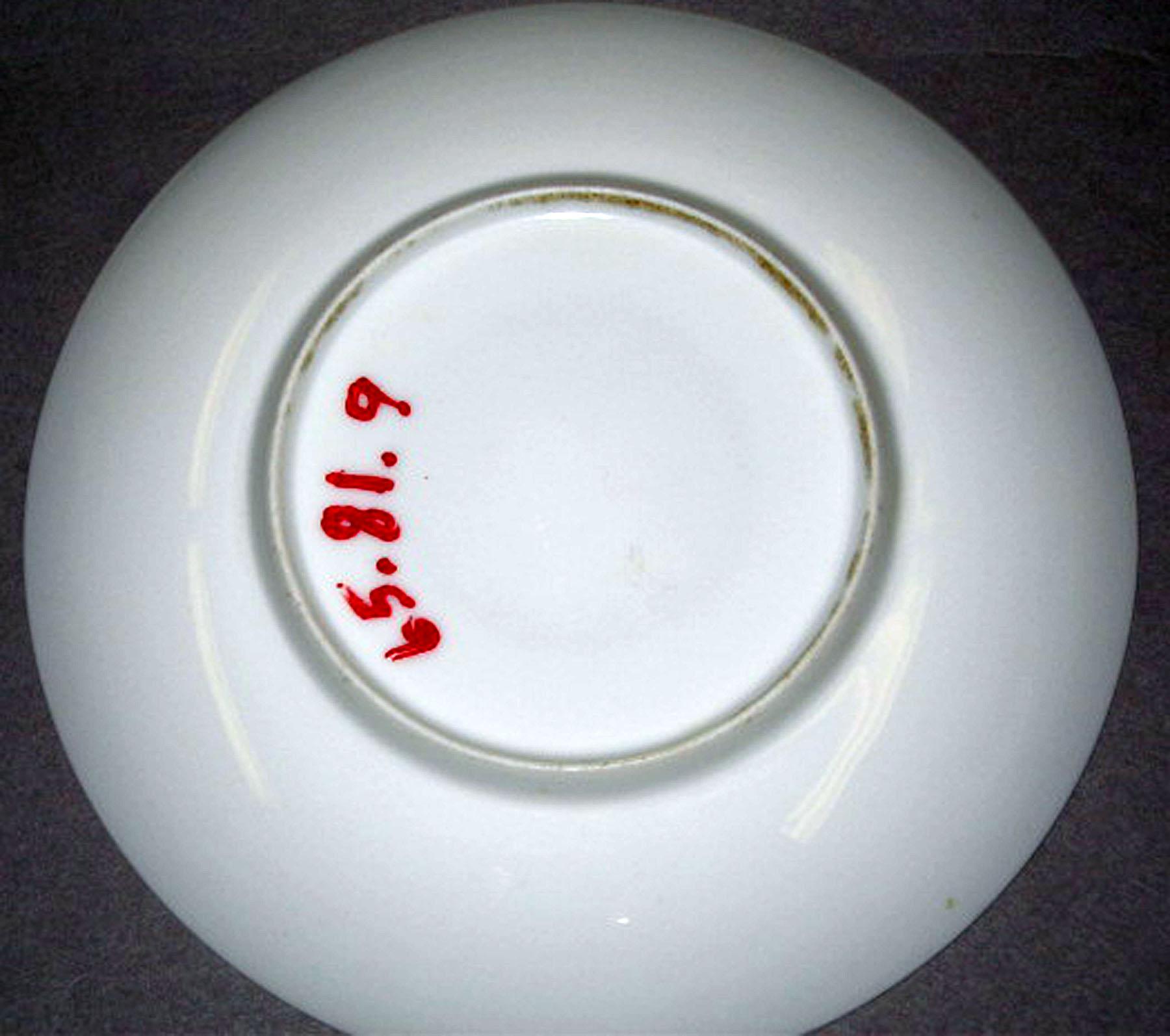 1965.0081.009 Porcelain saucer (underside)