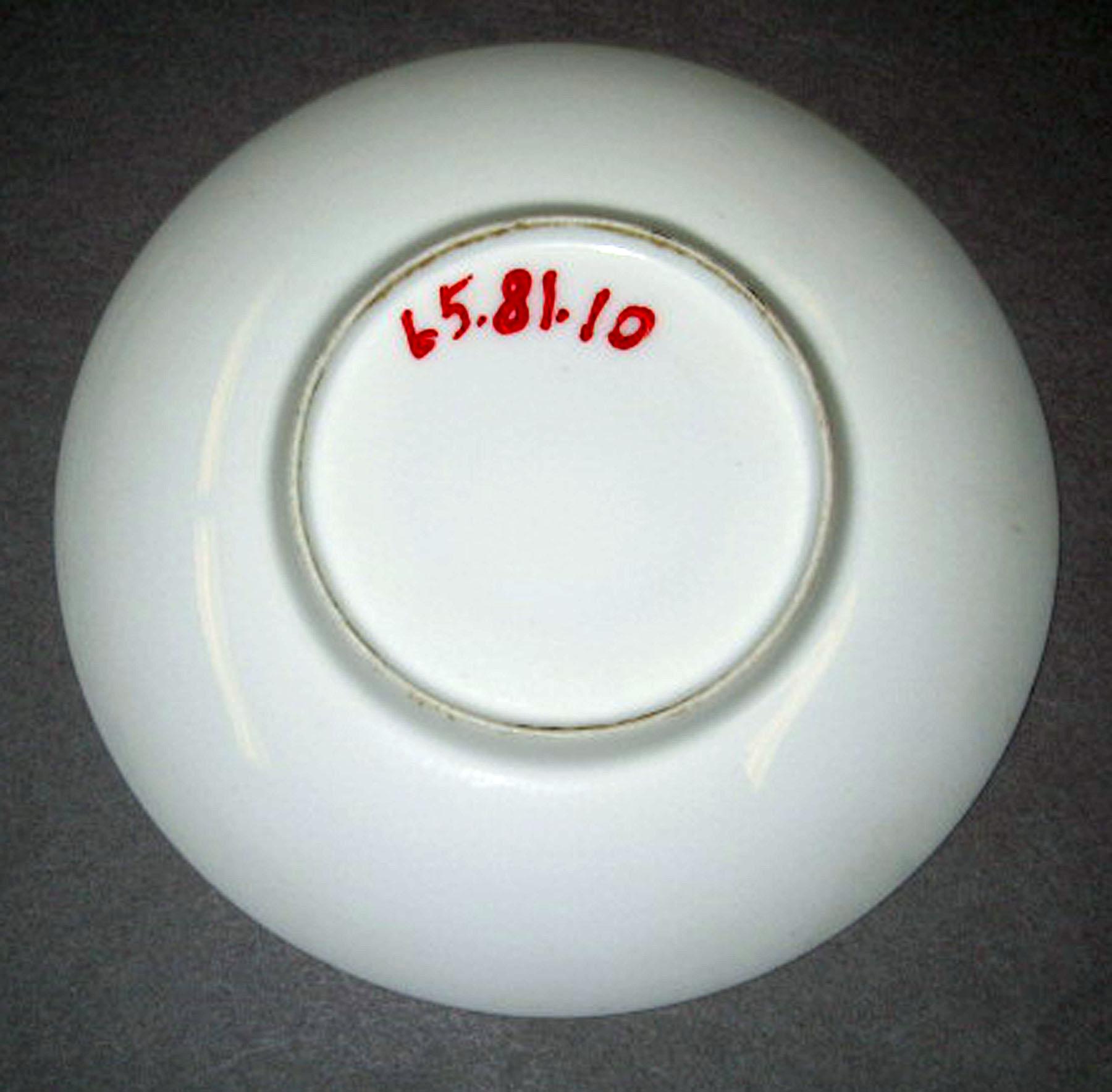 1965.0081.010 Porcelain saucer (underside)