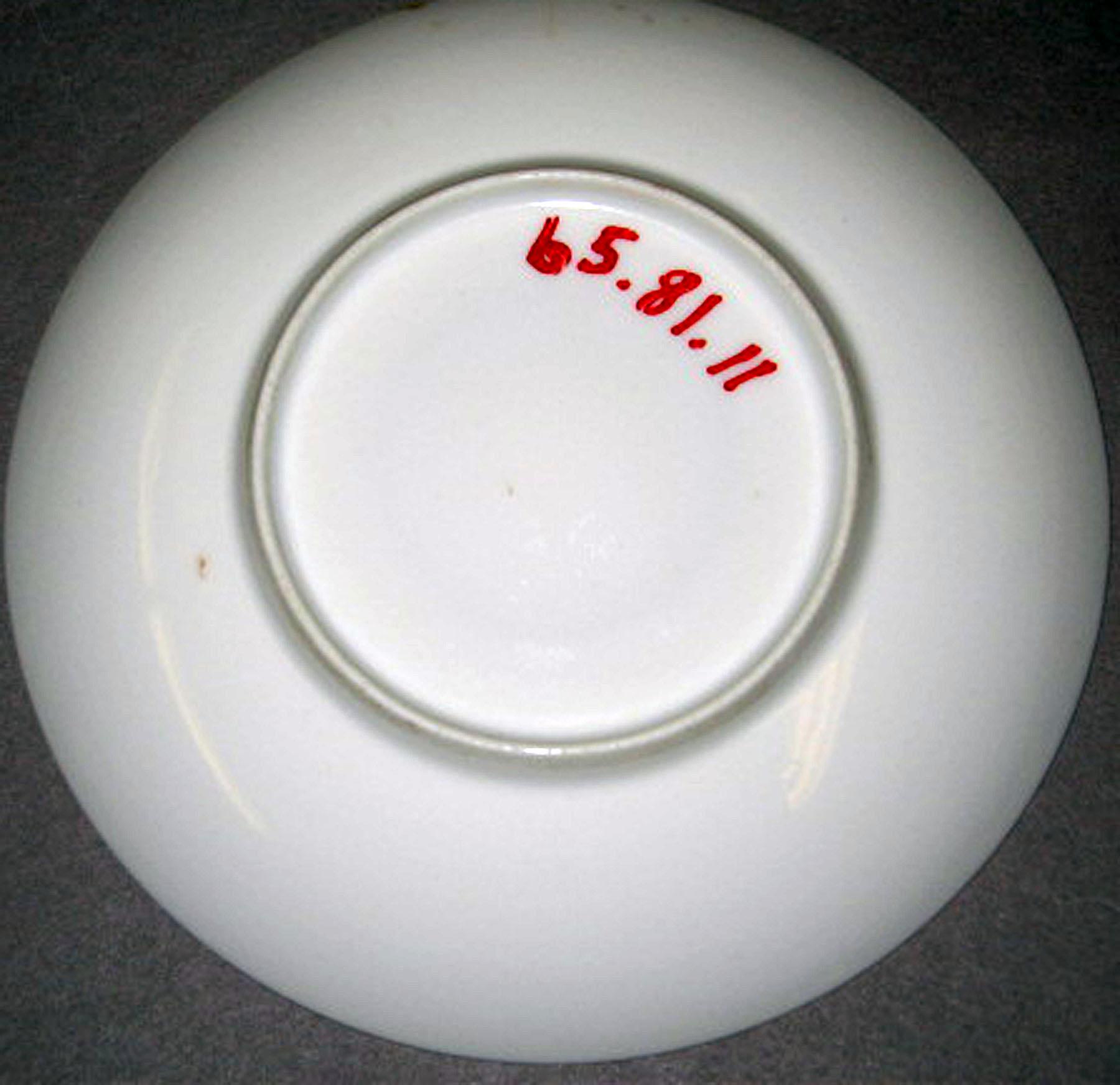 1965.0081.011 Porcelain saucer (underside)