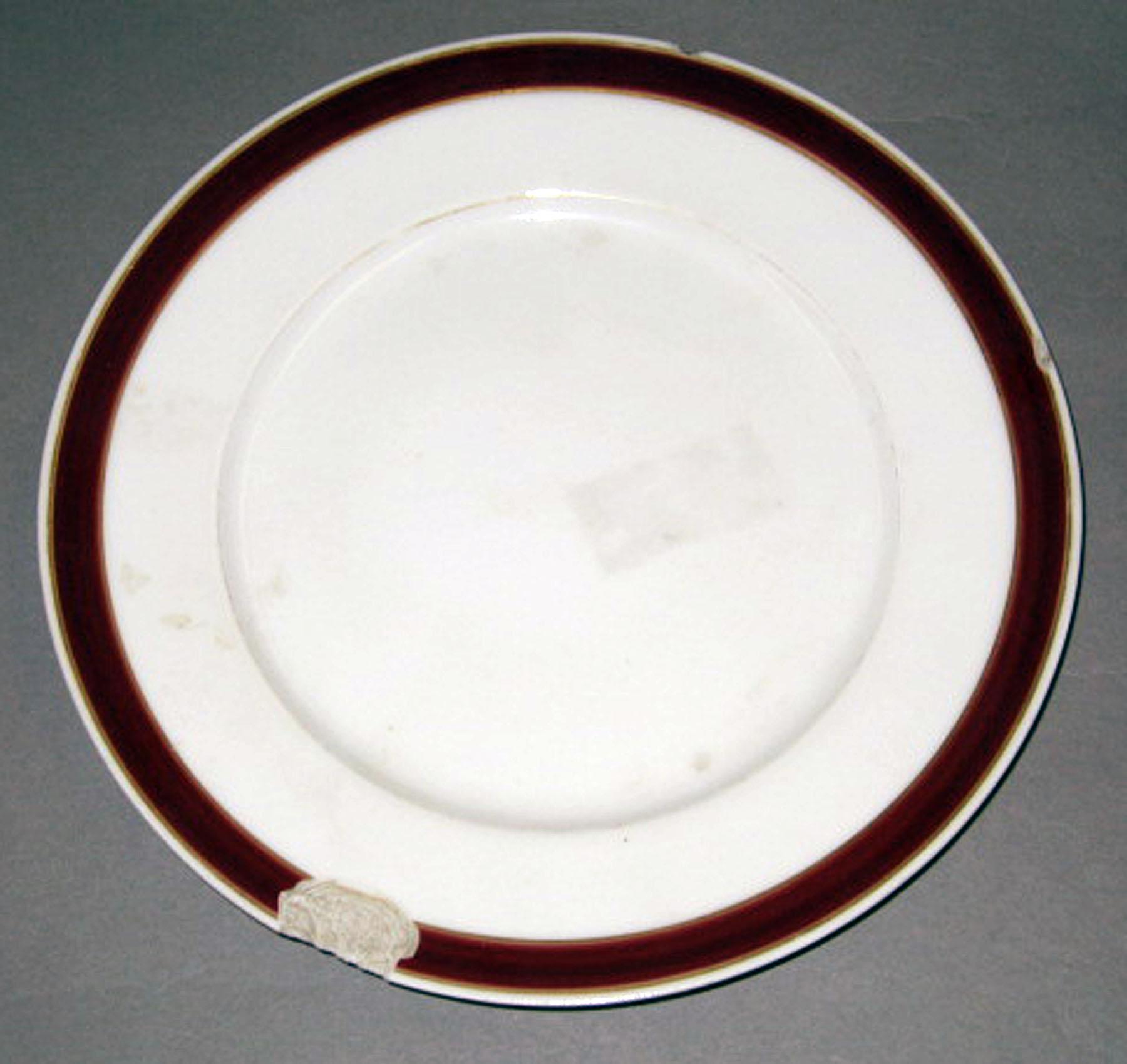 1965.0081.015 Porcelain dessert plate