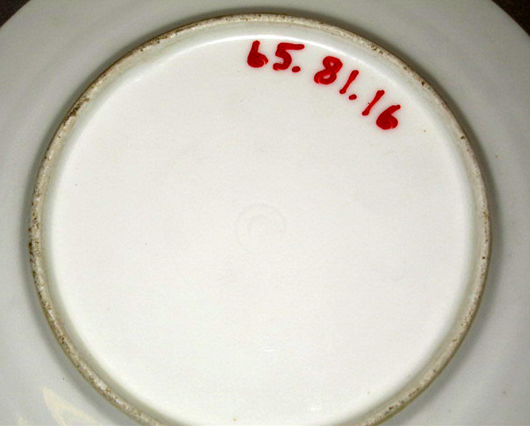 1965.0081.016 Porcelain dessert plate (underside)