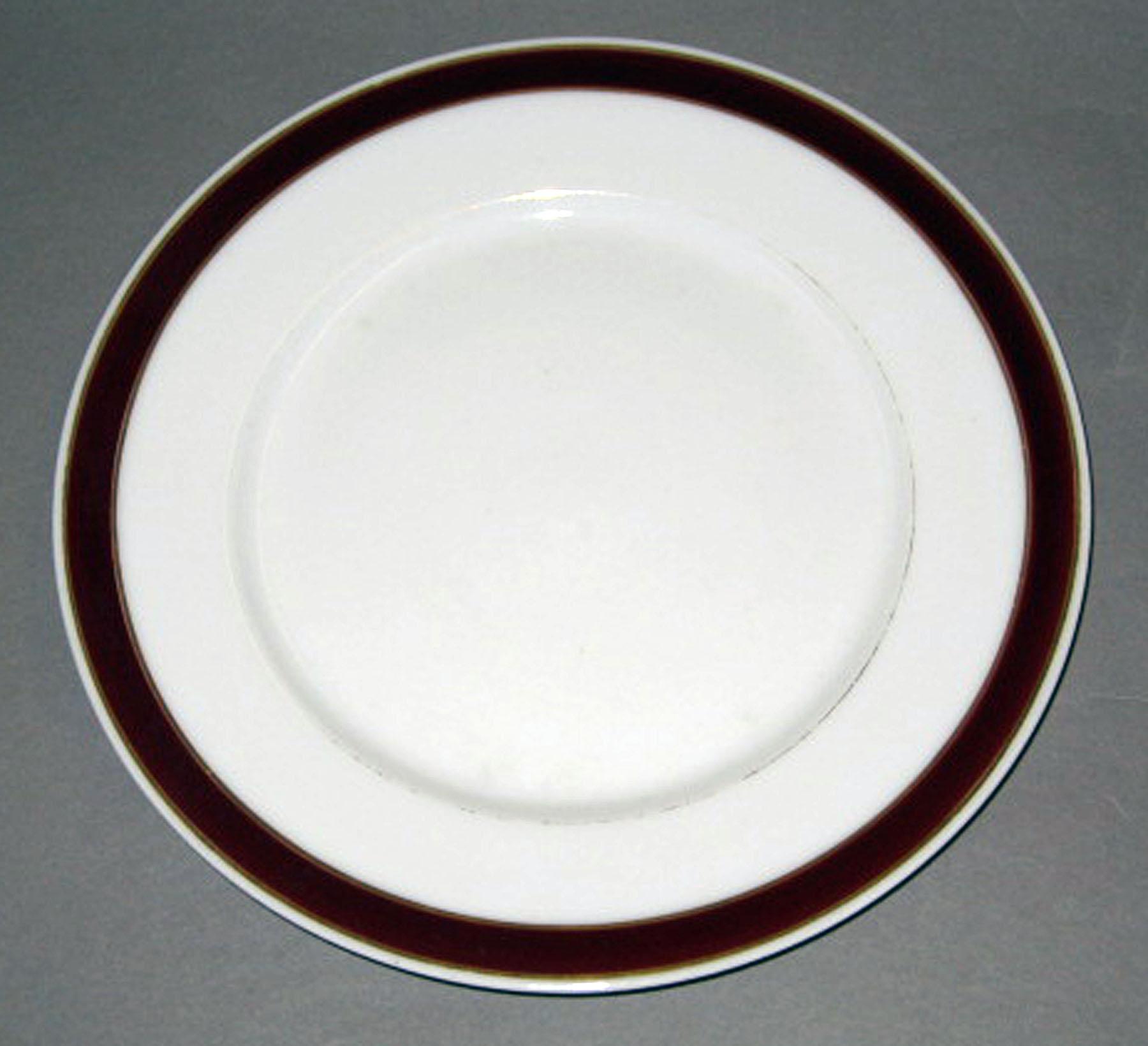 1965.0081.021 Porcelain dessert plate