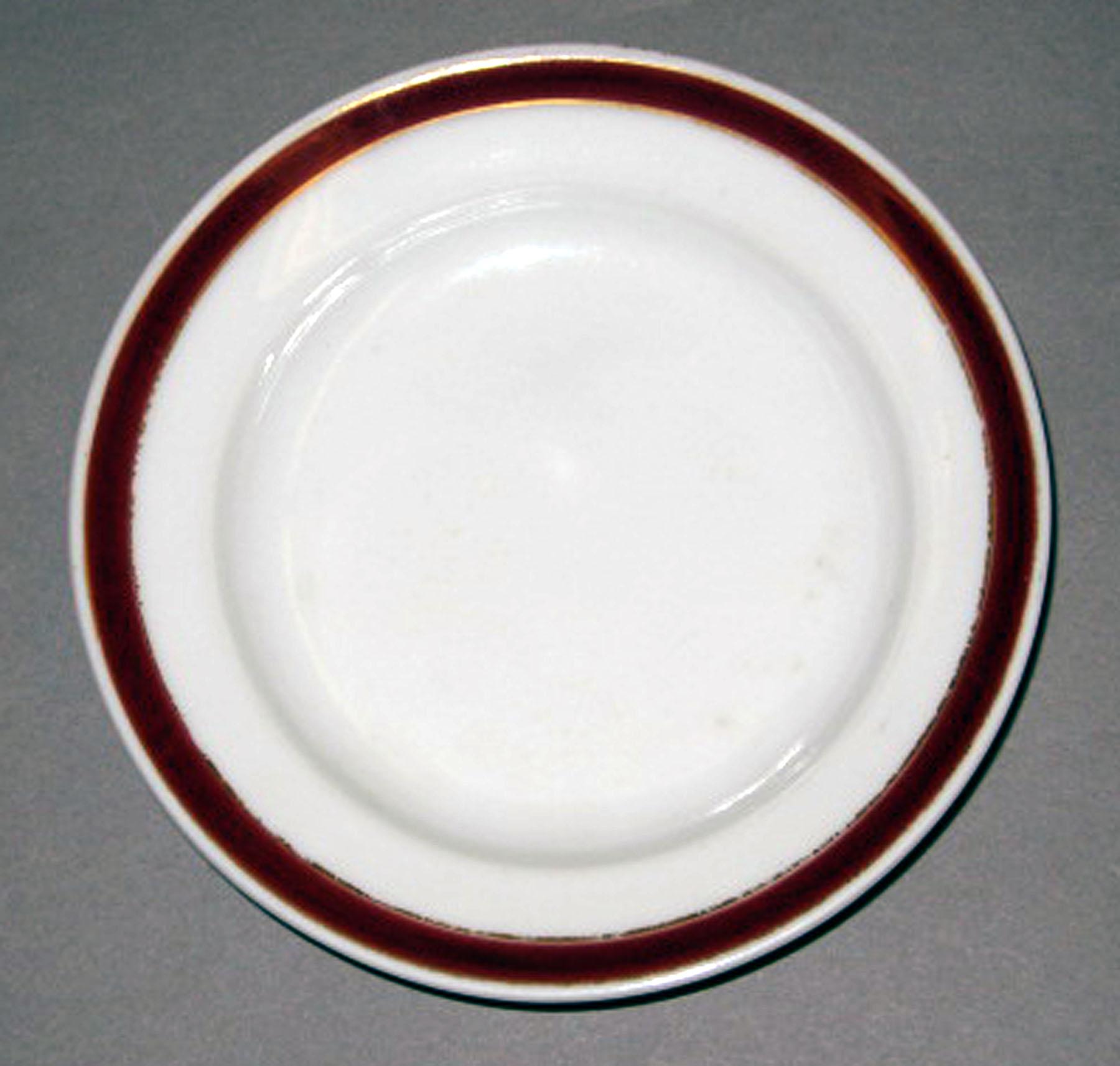 1965.0081.022 Porcelain sauce dish