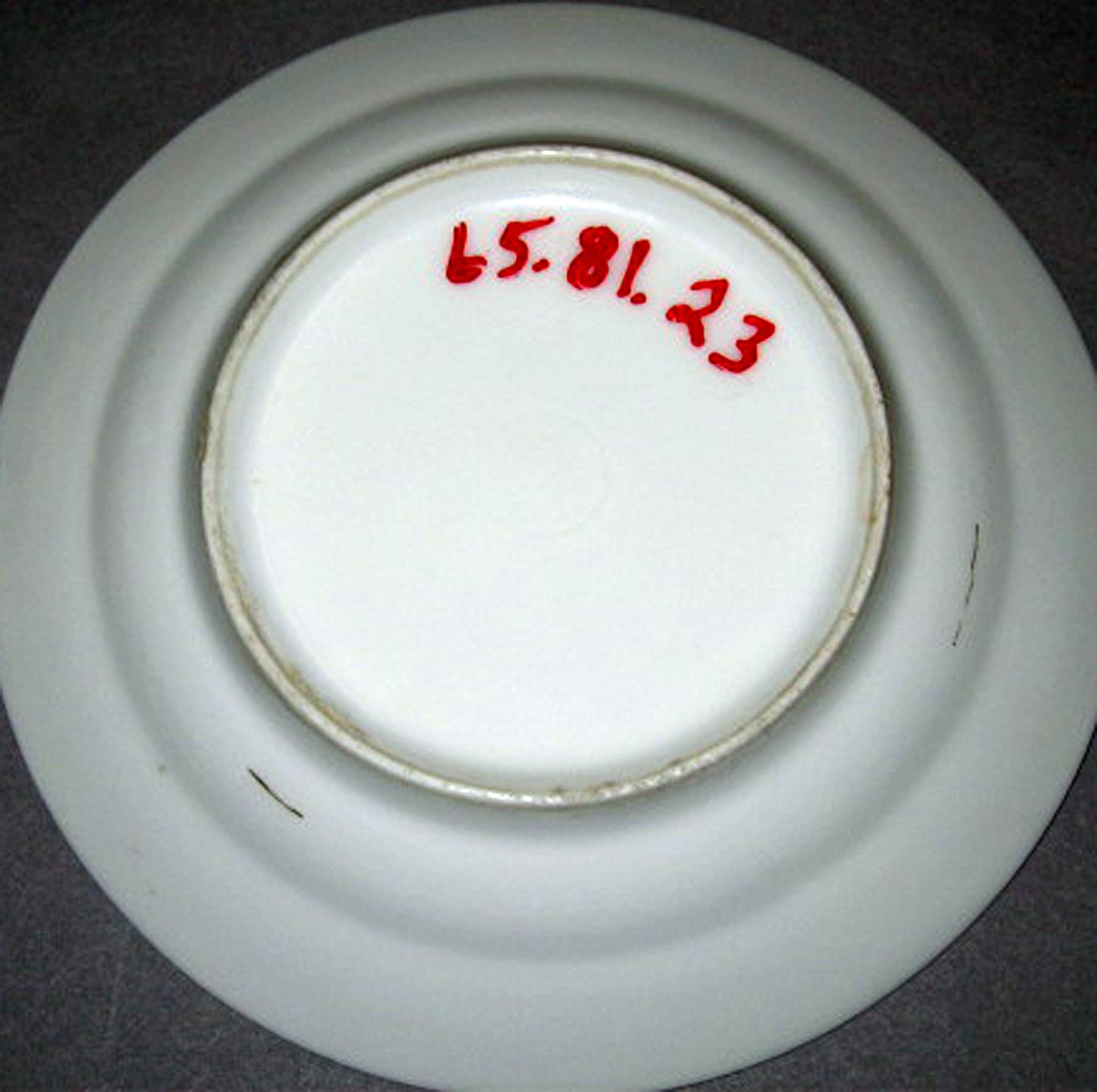 1965.0081.023 Porcelain sauce dish (underside)