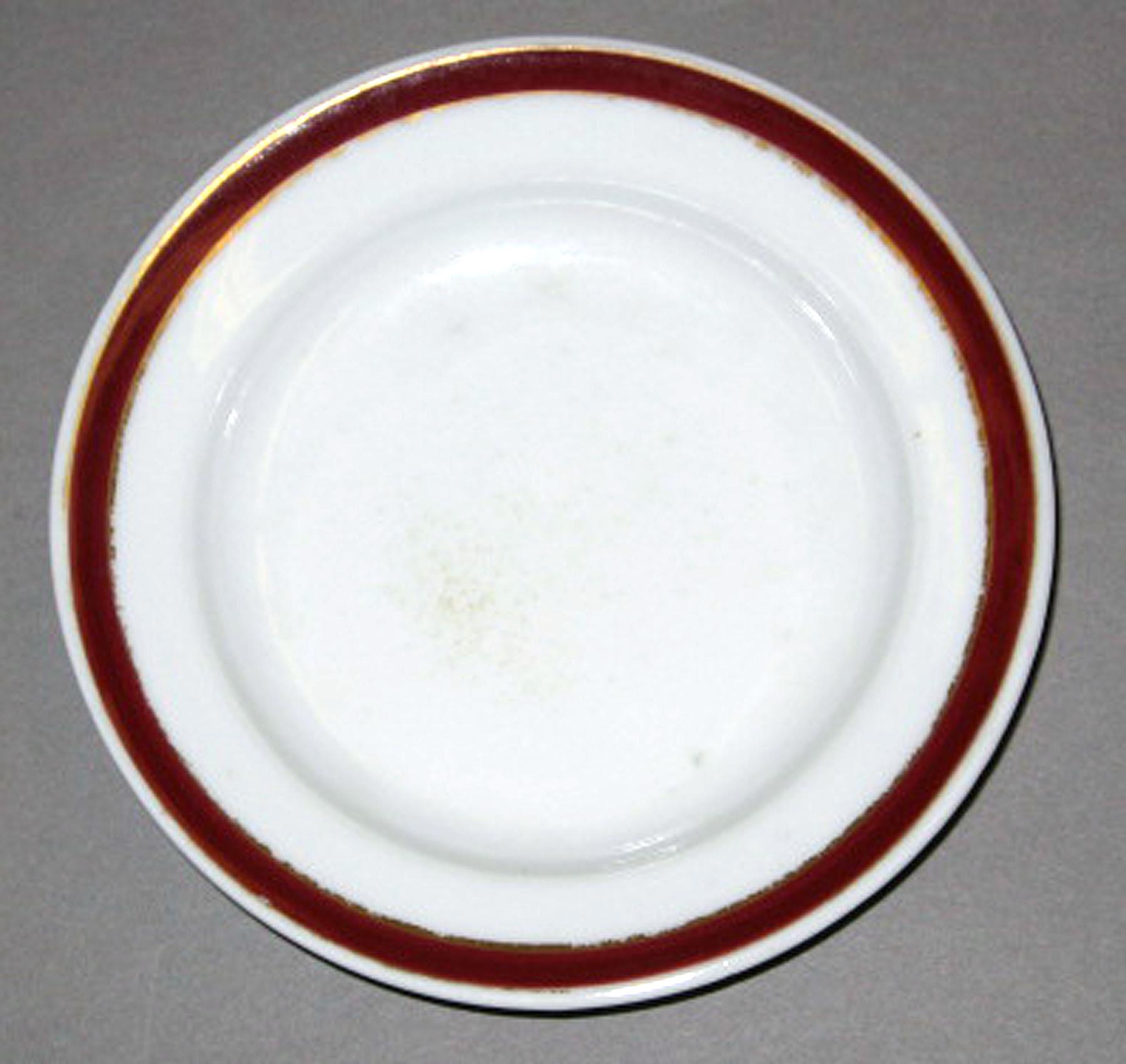 1965.0081.024 Porcelain sauce dish