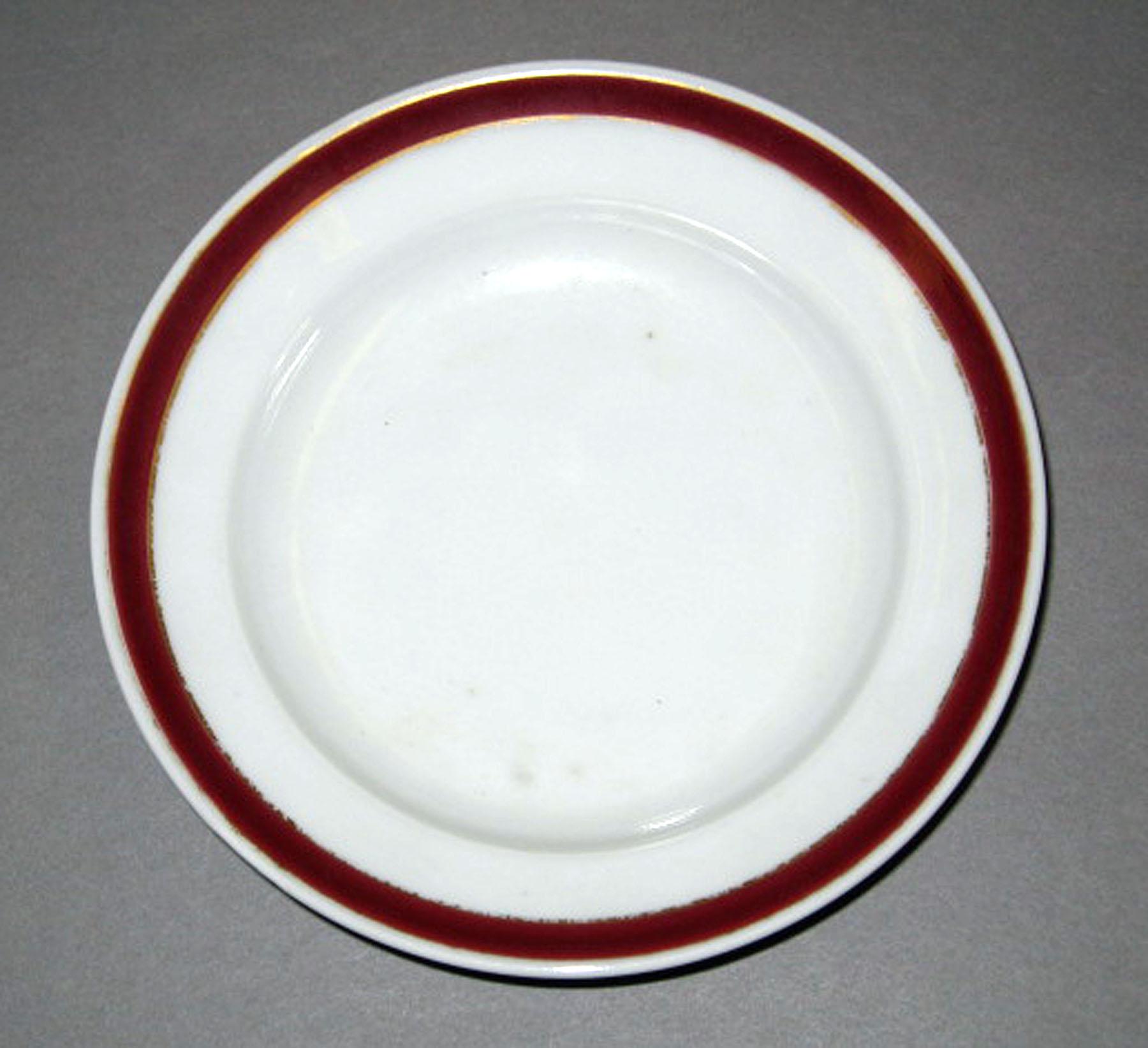 1965.0081.025 Porcelain sauce dish