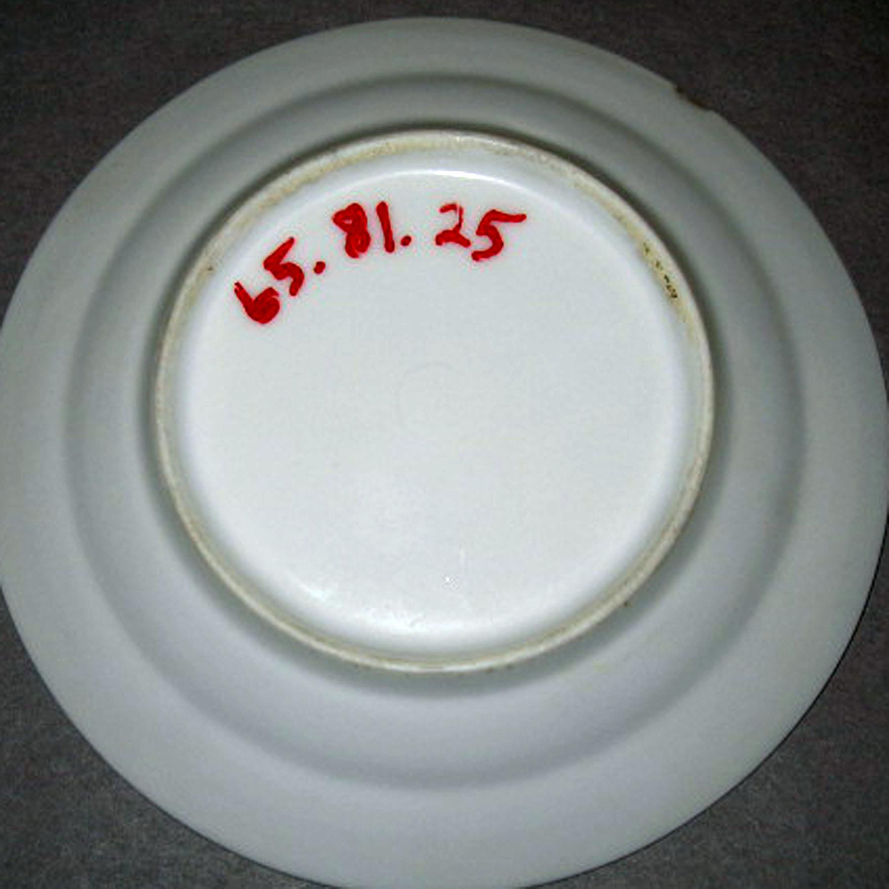 1965.0081.025 Porcelain sauce dish (underside)