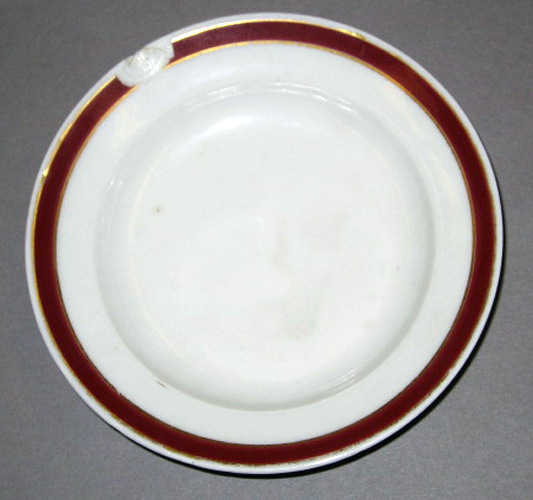 1965.0081.026 Porcelain sauce dish