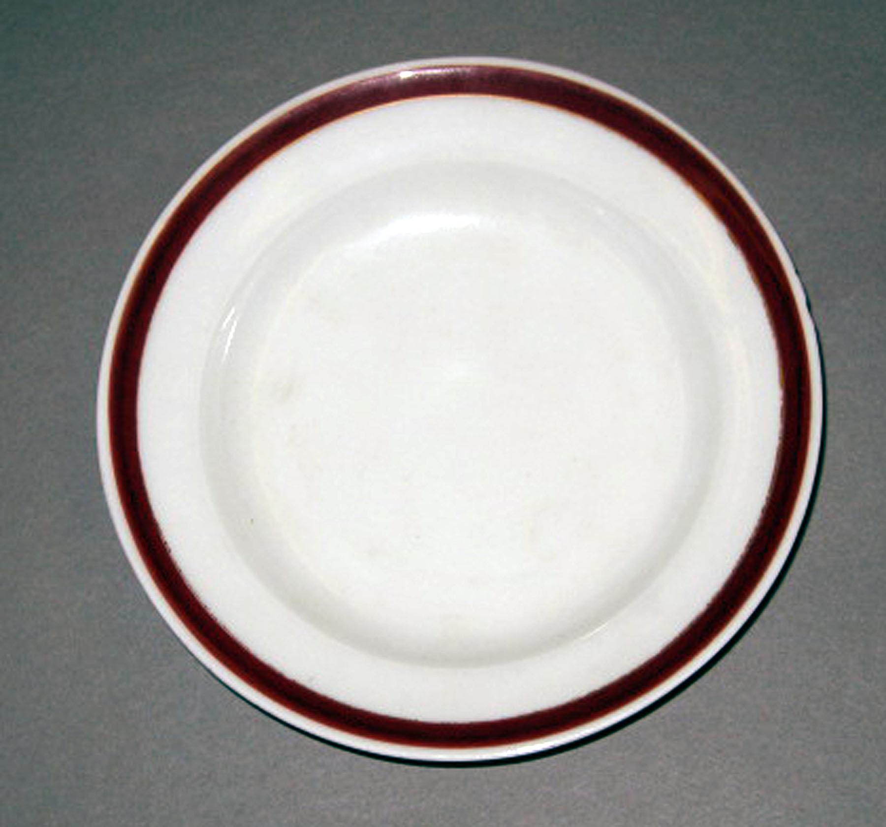 1965.0081.027 Porcelain sauce dish