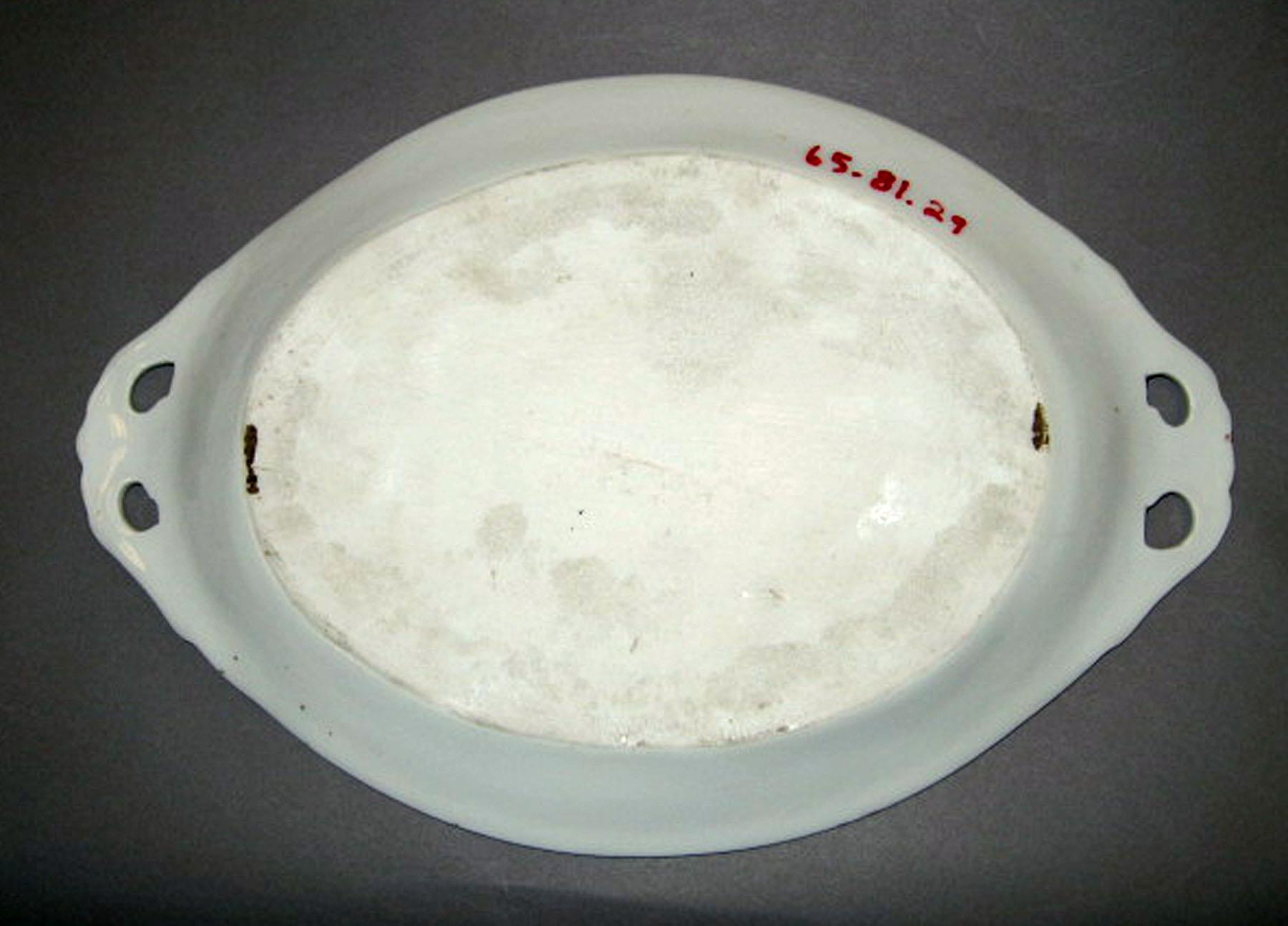 1965.0081.029 Porcelain dish (underside)