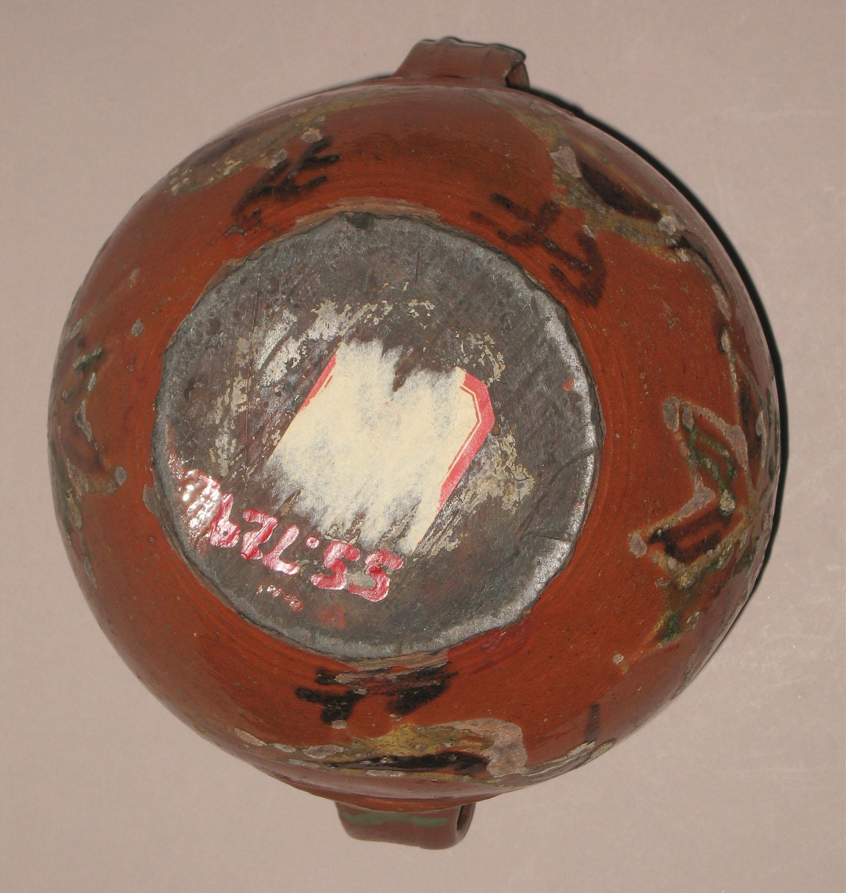 1955.0729 Slipware jar (bottom)