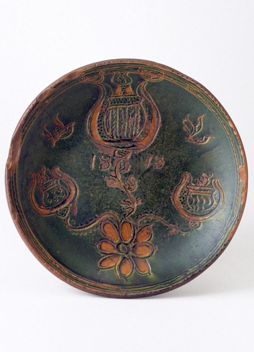 1952.0134 PA sgraffito slipware green 1818 dish