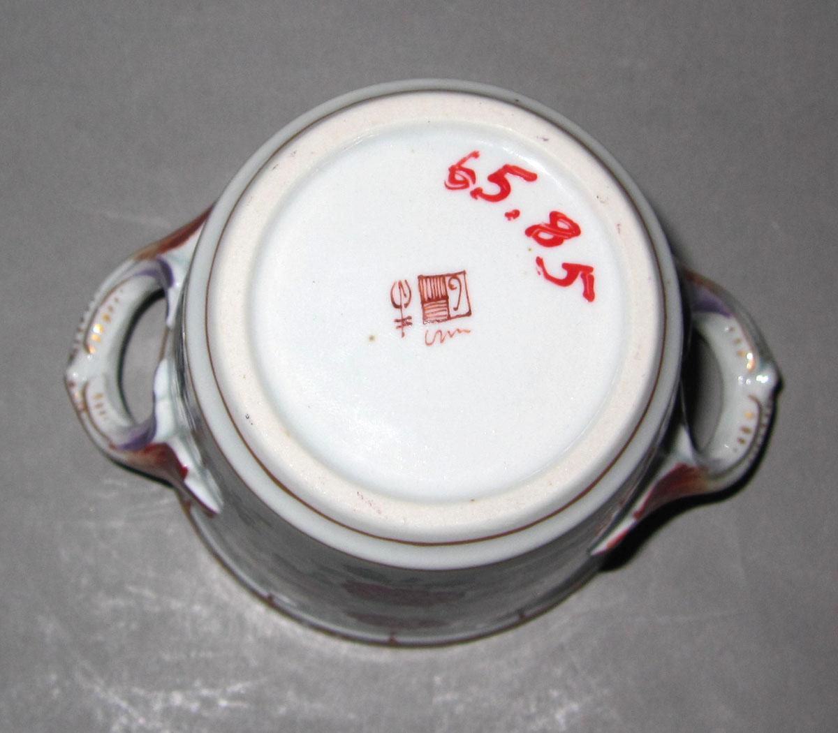 1965.0085 Porcelain cup underside