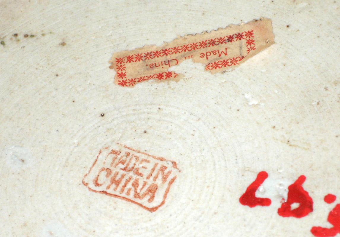 1965.0097 Porcelain umbrella stand underside