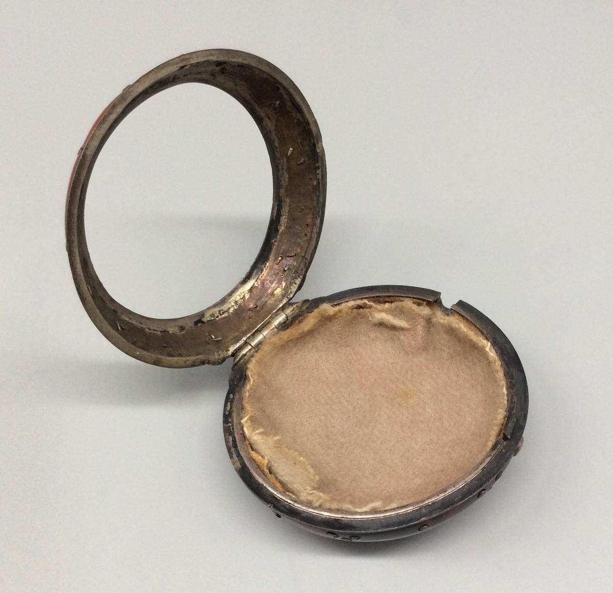 1965.0520 Watch case, view 3